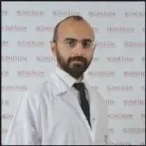Dr. Öğr. Üyesi Ali Şiralı — Periodontoloji, İstanbul. Portre fotoğrafı.