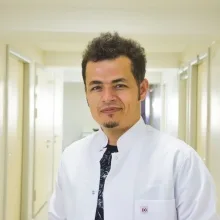 Dr. Öğr. Üyesi Murat Kara — Plastik Rekonstrüktif Ve Estetik Cerrahi, İstanbul. Portre fotoğrafı.