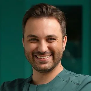 Dt. Erdoğan Ertek — Diş Hekimi, Mezitli, Mersin. Portre fotoğrafı.