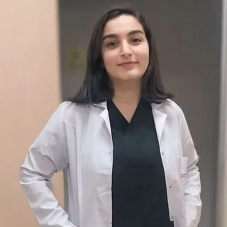Dkt. Elif Safalı — Dil ve Konuşma Terapisi, Antalya. Portre fotoğrafı.