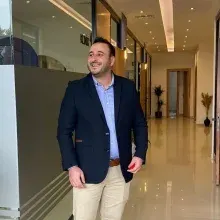 Dr. Dt. Halil Emrullah Kotan — Protetik Diş Tedavisi, Aydın. Portre fotoğrafı.