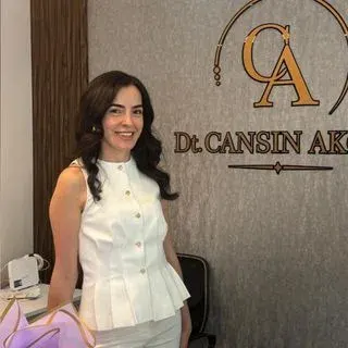 Dt. Cansın Akçay — Diş Hekimi, Ankara. Portre fotoğrafı.