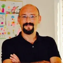 Uzm. Dr. Egemen Aktaş — Çocuk ve Ergen Psikiyatrisi, Konyaaltı, Antalya. Portre fotoğrafı.
