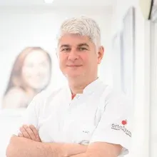 Dr. Dt. Benan Oğuz — Ortodonti, Bakırköy, İstanbul. Portre fotoğrafı.