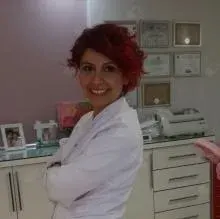 Dt. Bahar Karaoğlu Taşdemir — Diş Hekimi, Eskişehir. Portre fotoğrafı.