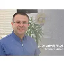 Dt. Ahmet Pınar — Diş Hekimi, İstanbul. Portre fotoğrafı.