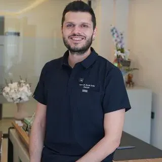 Uzm. Dt. Burak Arda Önder — Zonguldak. Portre fotoğrafı.