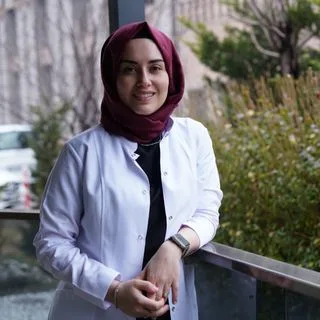 Dt. Ayşe Beyza Karslı Çevik — Diş Hekimi, Melikgazi, Kayseri. Portre fotoğrafı.