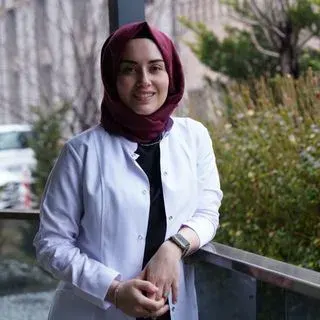Dt. Ayşe Beyza Karslı Çevik — Diş Hekimi, Melikgazi, Kayseri. Portre fotoğrafı.