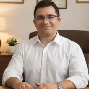 Uzm. Dr. Bari Ay — Çocuk ve Ergen Psikiyatrisi, Karabük. Portre fotoğrafı.