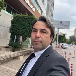 Op. Dr. Fatih Dinçer — Kadın Hastalıkları Ve Doğum, Antalya. Portre fotoğrafı.