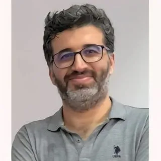Uzm. Dr. Hasan Bayar — Çocuk ve Ergen Psikiyatrisi, Gaziantep. Portre fotoğrafı.