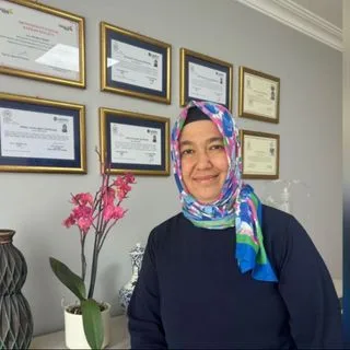 Dr. Esra Çetin Timur — İstanbul. Portre fotoğrafı.