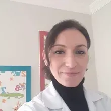 Uzm. Dr. Dilek Kökçü — Çocuk Sağlığı Ve Hastalıkları, Çanakkale. Portre fotoğrafı.