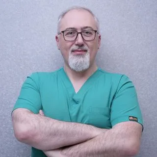 Dr. Erol Bulut — Pratisyen, İstanbul. Portre fotoğrafı.