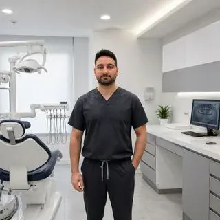 Dt. Ömer Acar — Diş Hekimi, Bursa. Portre fotoğrafı.