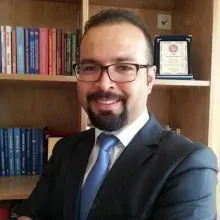 Psk. Dan. Ümit Akçakaya — Psikolojik Danışma ve Rehberlik, İzmir. Portre fotoğrafı.