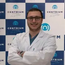 Dr. Dt. Mehmet Mert Özcan — Protetik Diş Tedavisi, Kadıköy, İstanbul. Portre fotoğrafı.