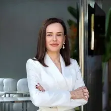 Doç. Dr. Işıl Bulur — Dermatoloji, Üsküdar, İstanbul. Portre fotoğrafı.