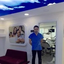 Dt. Ferdi Dabak — Diş Hekimi, İstanbul. Portre fotoğrafı.