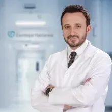 Op. Dr. Necip Cihan Hasçiçek — Plastik Rekonstrüktif Ve Estetik Cerrahi, Nilüfer, Bursa. Portre fotoğrafı.