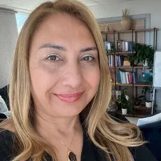 Uzm. Dr. Pınar Özkan — Psikiyatri, Seyhan, Adana. Portre fotoğrafı.