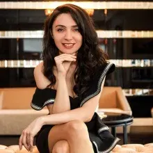 Dr. Ezgi Torunoğlu Karavelioğlu — Pratisyen, İstanbul. Portre fotoğrafı.