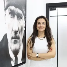 Dt. Kübra Karakayiş — Diş Hekimi, Adana. Portre fotoğrafı.