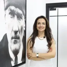 Dt. Kübra Karakayiş — Diş Hekimi, Adana. Portre fotoğrafı.