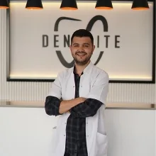 Uzm. Dt. İbrahim Işık — İzmir. Portre fotoğrafı.