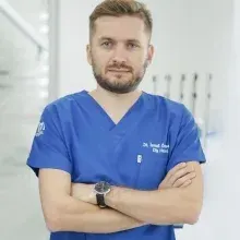 Dt. İsmail Özkısaoğlu — Diş Hekimi, Bursa. Portre fotoğrafı.