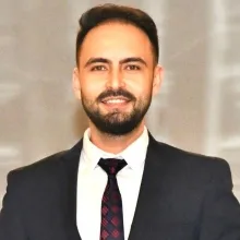 Uzm. Dr. Özgür Emre Polat — Algoloji, İstanbul. Portre fotoğrafı.