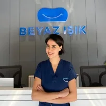 Dt. Burcu Aslan — Diş Hekimi, İstanbul. Portre fotoğrafı.