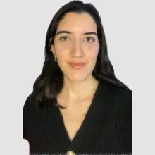 Uzm. Psk. Dan. Özlem Güleç — Psikolojik Danışma ve Rehberlik, İstanbul. Portre fotoğrafı.