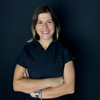 Dt. Emine Efe — Diş Hekimi, Kocaeli. Portre fotoğrafı.