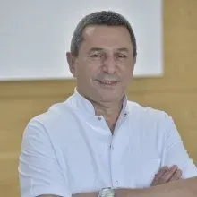 Dt. Sabri Küçükkeleş — Diş Hekimi, İstanbul. Portre fotoğrafı.