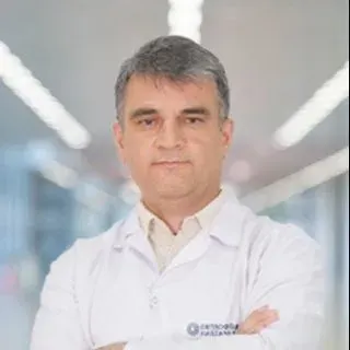 Doç. Dr. Burhan Özdil — Gastroenteroloji, Seyhan, Adana. Portre fotoğrafı.