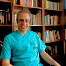 Prof. Dr. Cüneyt Kayaalp — İstanbul. Portre fotoğrafı.