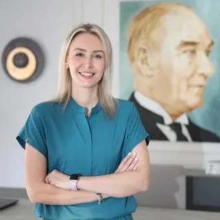 Dt. Özlem Gülbenli Yılmaz — Diş Hekimi, Bornova, İzmir. Portre fotoğrafı.