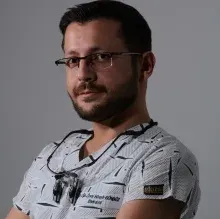 Uzm. Dt. Hüseyin Gündüz — Bursa. Portre fotoğrafı.