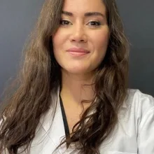 Op. Dr. Tuğba Dülgeroğlu — Plastik Rekonstrüktif Ve Estetik Cerrahi. Portre fotoğrafı.