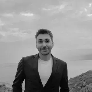 Uzm. Dr. Ömür Burak Adıgüzel — Çocuk ve Ergen Psikiyatrisi, Aydın. Portre fotoğrafı.