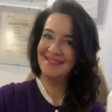 Uzm. Dr. Şenay Sarıtaş — Dermatoloji, İstanbul. Portre fotoğrafı.