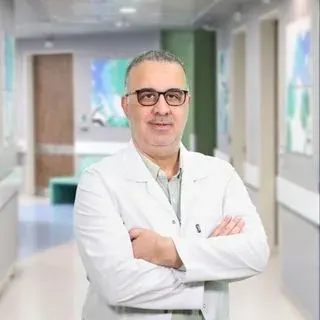 Prof. Dr. Cüneyt Kucur — Kulak Burun Boğaz, İstanbul. Portre fotoğrafı.