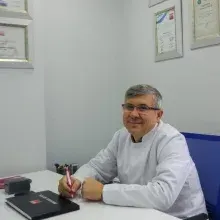 Dt. Mehmet Sevindik — Diş Hekimi, Bursa. Portre fotoğrafı.