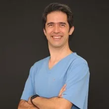Dr. Dt. Ali Onkan Peynirci — Ortodonti, İzmir. Portre fotoğrafı.