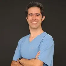 Dr. Dt. Ali Onkan Peynirci — Ortodonti, İzmir. Portre fotoğrafı.