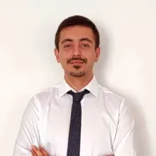Uzm. Psk. Dan. Erkan Yağız Koç — Psikolojik Danışma ve Rehberlik, İzmir. Portre fotoğrafı.