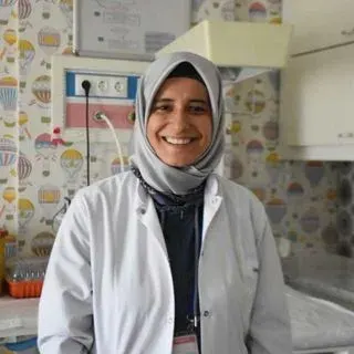 Op. Dr. Fadime Türe — Kadın Hastalıkları Ve Doğum, İzmir. Portre fotoğrafı.