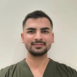 Dt. Emrah Salik — Diş Hekimi, Kayseri. Portre fotoğrafı.